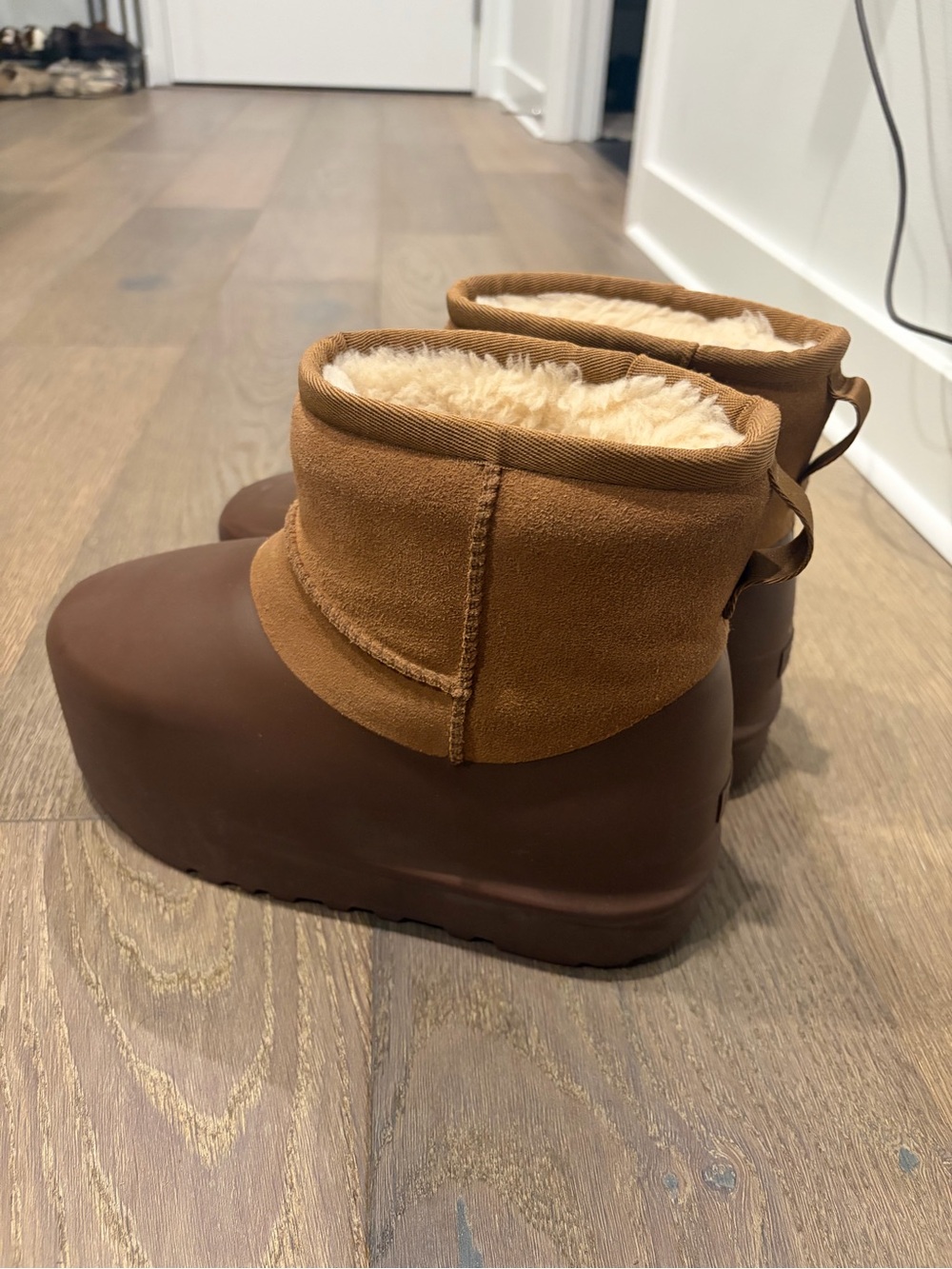 Uggs Classic Mini Pumped Molded Platform Boot - Picture 4 of 6